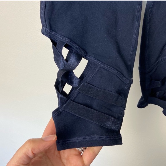 ATHLETA • Women's High Rise Sublime 7/8
Leggings in Navy Blue Size Medium - Picture 4 of 5